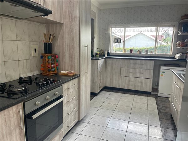 4 Bedroom House 4 Bedroom House