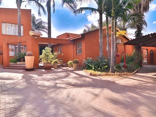 6 Bedroom House 6 Bedroom House