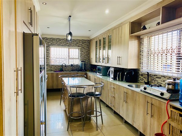 6 Bedroom House 6 Bedroom House